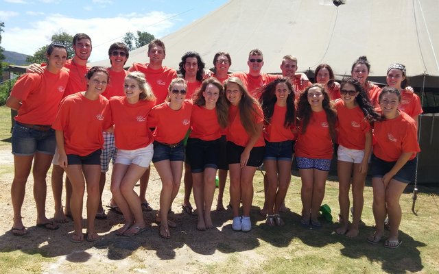 Vanjaar se VCSV Vakansiedienste (Stranddienste) verskuif na die Uilenkraalsmond se saaltjie. Hierdie jaar se span bestaan meestal uit bekwame Matie-studente met ‘n brandende hart vir Jesus, met mense wat van sover as Pretoria, Lutzville, Potchefstroom en die Kaap kom. Voor vlnr is Inge van Niekerk, Jessica Stone, Shirné Nel, Bernadette Bredenkamp, Jennifer Beukes, Dané Vorster, Nicole Snyman, Anri Janse van Rensburg en Cariena de Beer. Agter vlnr is Hanli Cilliers, Henro Vorster, Wimpie Coetzee, Henko van Zyl, Günther Hüsselmann, Richard Mouton, Pieter Rossouw, Johann Gouws, Annie Basson, Jana Cilliers en Brigitta Hüsselmann.  (Foto: Anta Greeff)